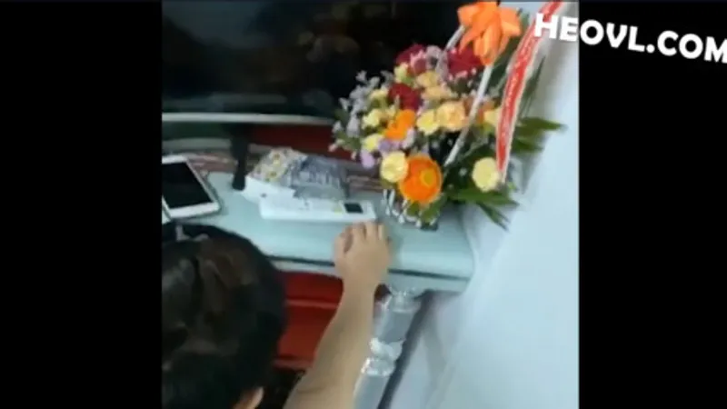 Không chịu đi tắm vì dam dang quá cần phang luôn !