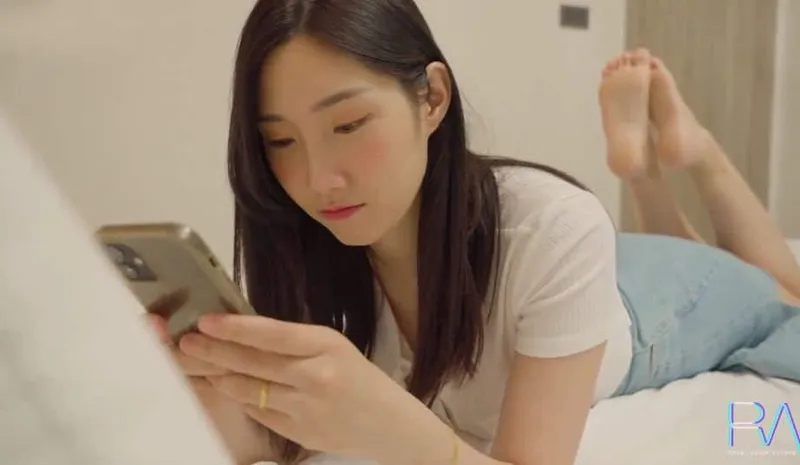 Xinh đẹp nhưng vẫn bị ông xã cắm sừng, người vợ buồn tình cho anh giao hàng chịch luôn